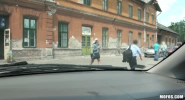 Таксист помогает девке доехать домой за небольшую плату