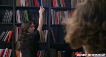 Студенточка развлекается со своим кучерявый одногруппником в библиотеке