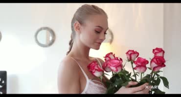 Подарил розы красивой малышке, а она мне себя
