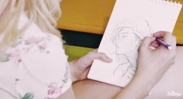 Художница негритяночка предложила подруге научить ее рисовать, а прямо на деле трахнула