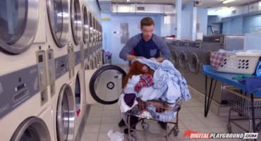 Рыжеволосая пышка с висячими сиськами отсасывает мужчине в стиральной машине
