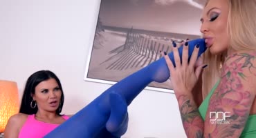 Татуированная женщина разрывает киску подружаньки своим языком