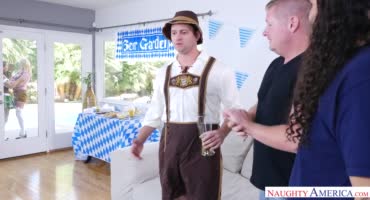 Две девушки в национальной одежде немцев трахают чувака