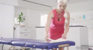 Блондиночка снимает стресс, занимаясь анальным перепихоном на массаже
