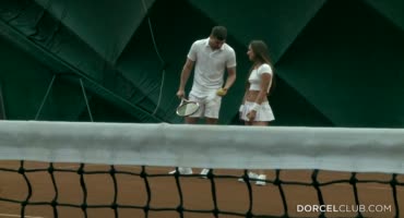 Парни растянули теннисистку на своих членах 