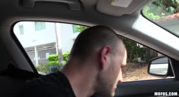 Попробовали заняться сексом на заднем сидении машины