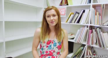 Студентка каролина занимается сексом с чуваком в библиотеке