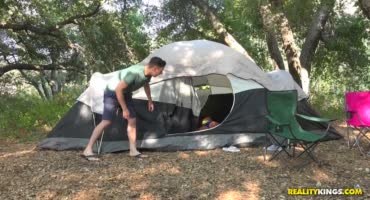 Паренек на природе в палатке жарит свою подружку 