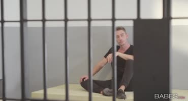 Красавчик в тюрьме чпокает сексапильную девушку