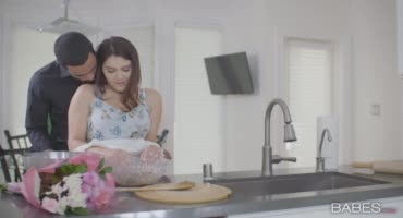  Домохозяйка с волосатой киской трахается на кухне с качком 