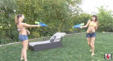 Две подружки занимаются сексом после игры с водяными пистолетами