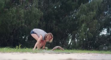 Девушка получает оргазм на природе во время дрочки 