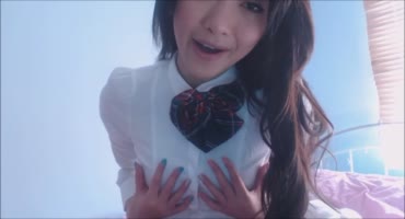 Красотка-японка занимается вебкамерами и снимает себя соло