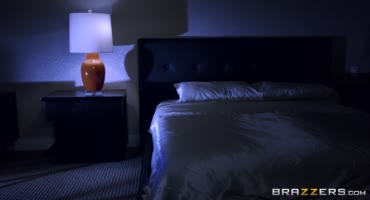 Первый секс девчонки прямо прямо на своей кроватке