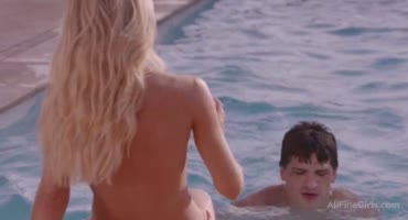 Две сексапильные девки резвятся с парнем в бассейне
