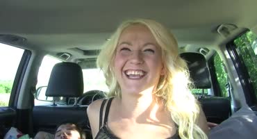Блондинчастая бабеночка получает секс в машине