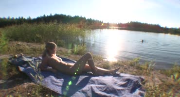 Русские пацаны втроем ебут молодухи прямо на озере