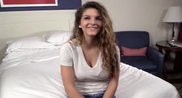  Тёлочка после колледжа идёт трахаться на порно-кастинге