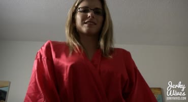 Порно звезда Кори Чейз зарабатывает камшот в платье