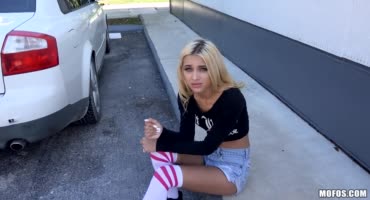 Молоденькая блонда устроила мастурбацию в машине