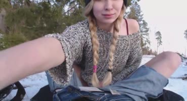 Восемнадцатилетняя милочка гоняет свою киску на природе зимой