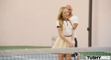 Молодая красотка трахается со своим лысым тренером по теннису