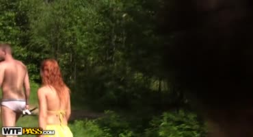 Русские жеребцы с совершеннолетними девчоночками закатили оргию в лесу
