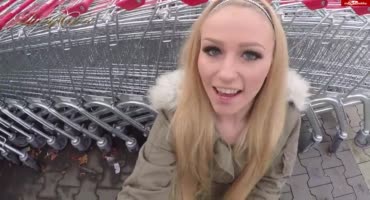 Напрочь отбитая блондиночка вздумала отсосать член возле гипермаркета