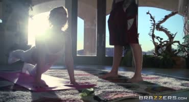 Знойную блондиночку натягивает ее тренер по йоге