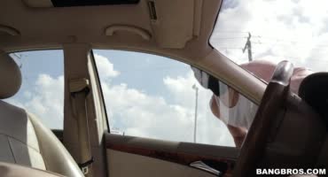 Полисменша пользует фаллос бандита на капоте машины