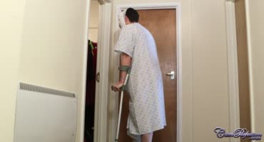 Похотливая медсестра забыла закрыть дверь в кабинет 