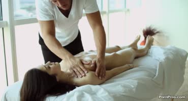  Молоденькая сучка трахается с массажистом после мастурбации