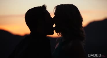 Молодая пара занимается сексом после романтичного вечера
