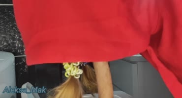 Московская прошмандовка нарядилась как красная шапочка и дрочит на камеру