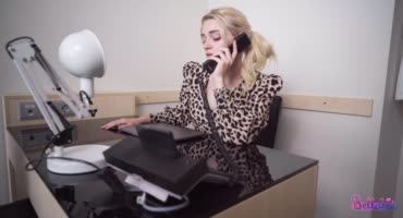 Блондинистая секретарша по совместительству проститутка Москвы долбится в офисе