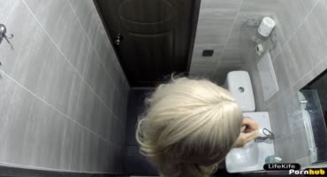 Парень шалит в туалете с Московской шлюшкой