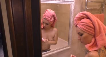Проститутка Москвы приняла ванную и в кремах пошла сосать пенис