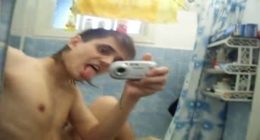 Парень дает в рот проститутке на камеру в ванной