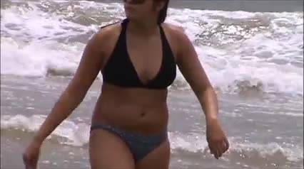 Парень снимает сочную девку на пляже