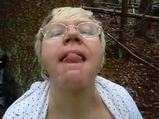 Зрелая сучка отсосала член в лесу и приняла сперму в рот 