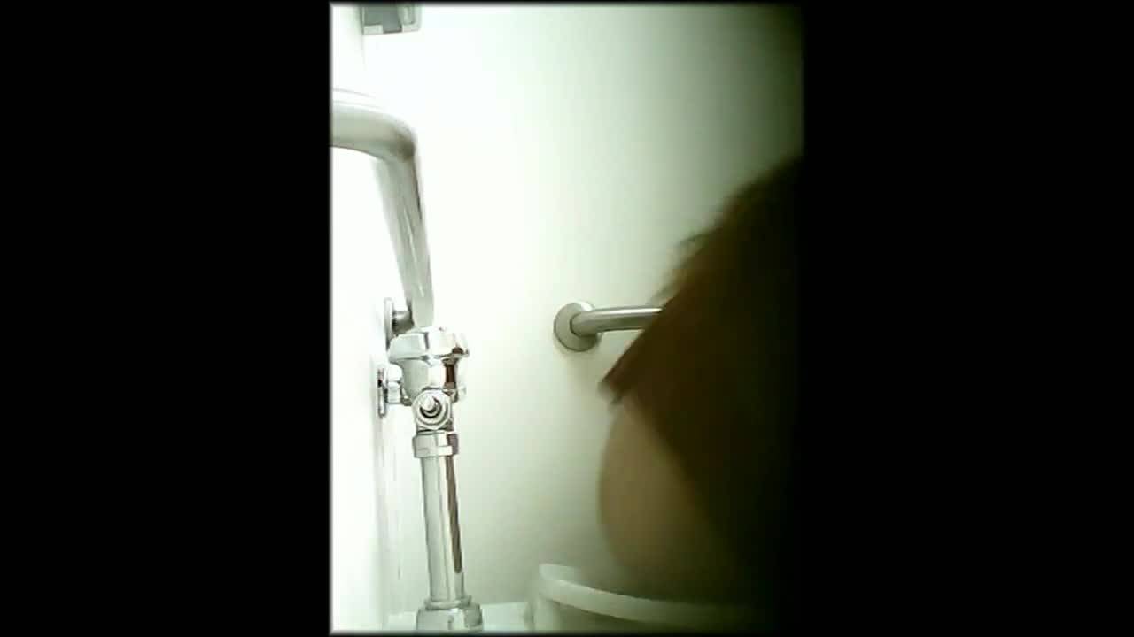 Скрытая камера снимает девку в туалете