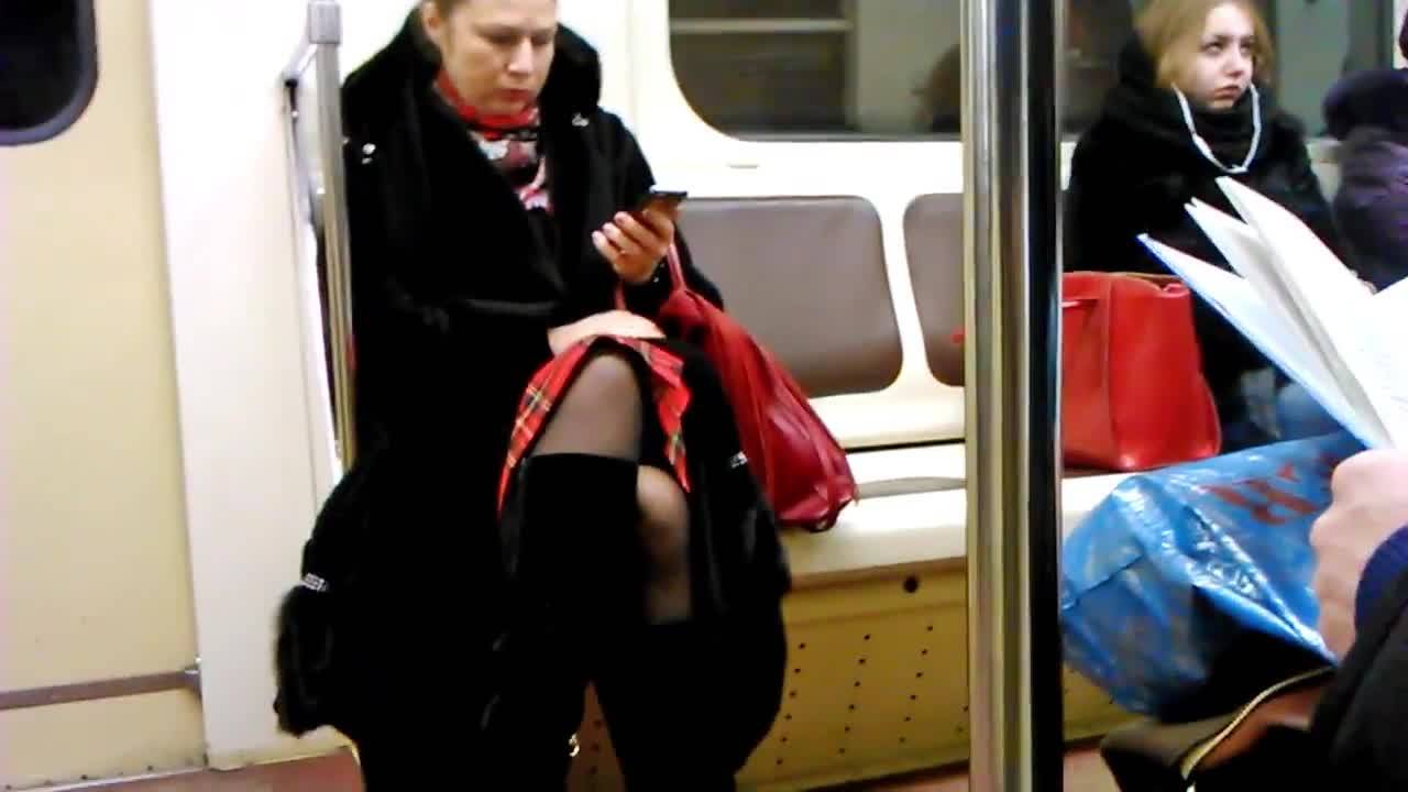 Извращенец заснял зрелую даму в метро