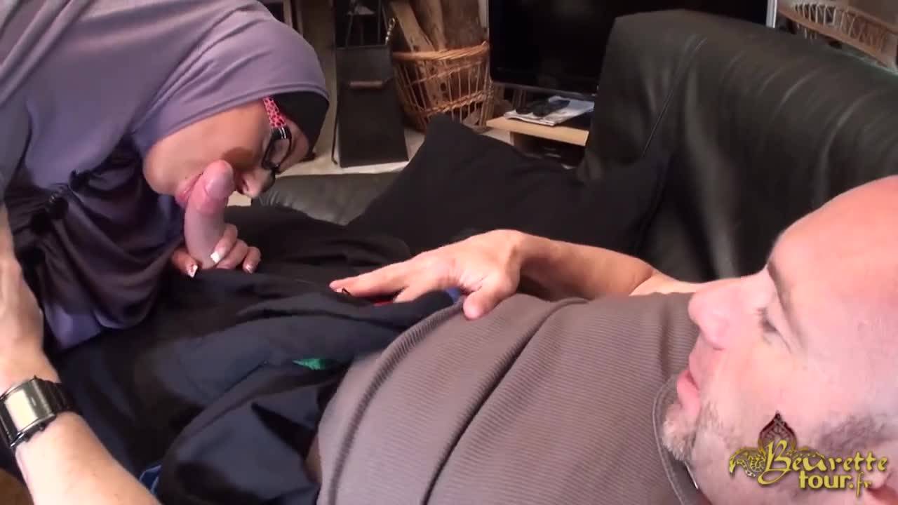 Мусульманка познакомилась по интернету с двумя мужиками и занялась с ними сексом