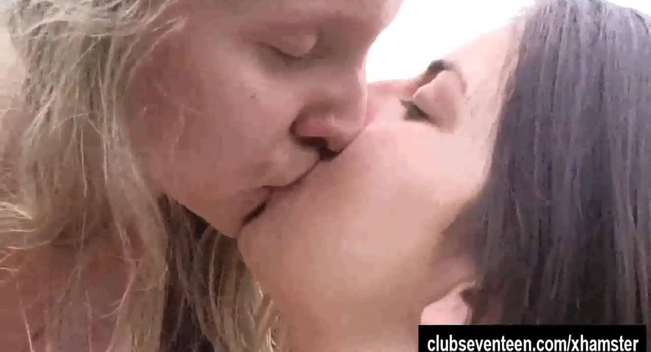 Две горячие нудистки занялись лесбийским сексом на природе