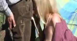 Doris Ivy уверенно скачет на члене пожилого мужика