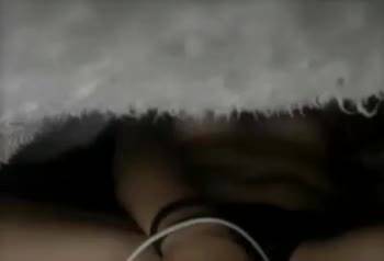 Студентка мастурбирует киску под одеялом