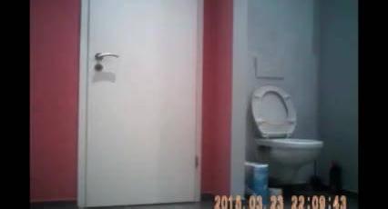 Подсмотрел за небритой мамашей