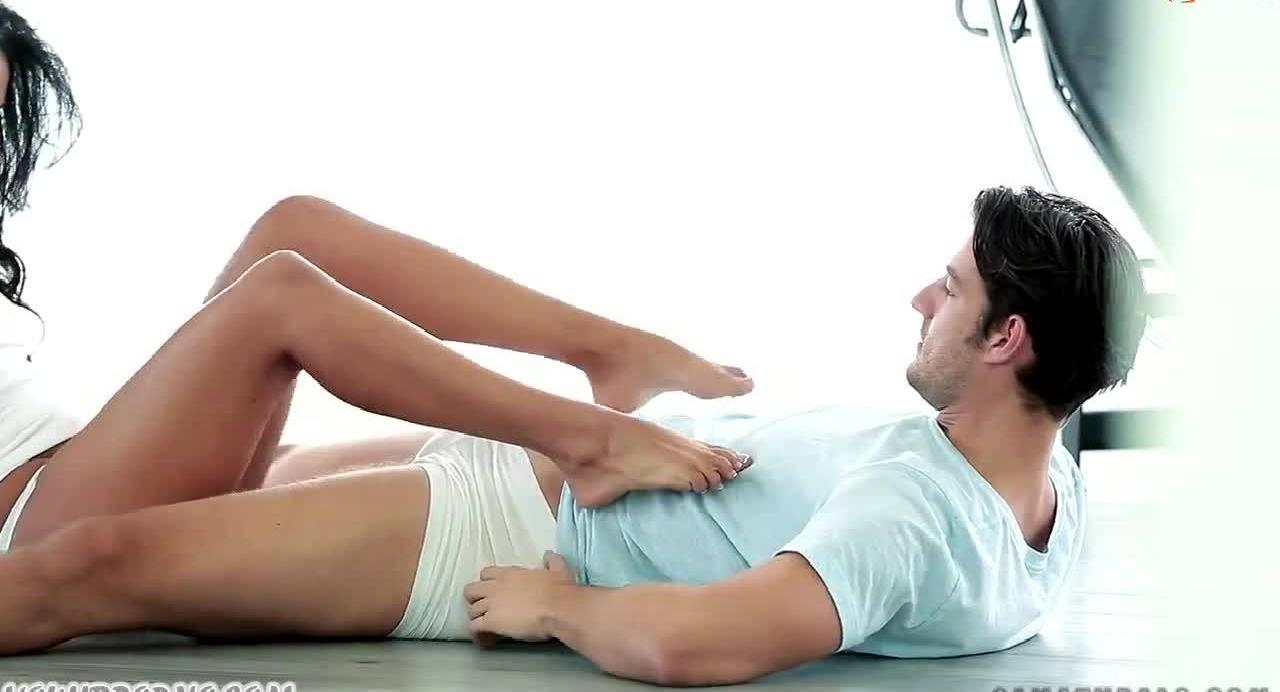Смуглая горячая брюнеточка добывает спермятину ногами после секса